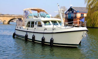 36.9ft "Midsomer" Linssen Motor Yacht Boat Rental in Henley-on-Thames, England