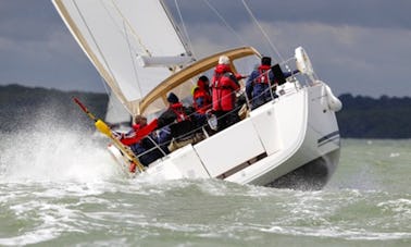 Velero Dufour 450 para 12 personas totalmente equipado para alquilar en Gosport, Inglaterra