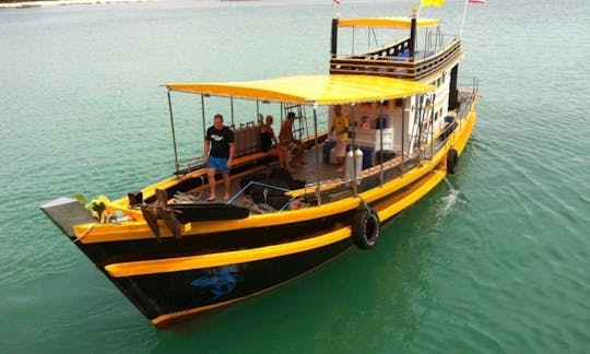 Barco de passageiros em Surat Thani