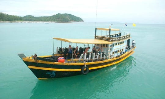 Barco de passageiros em Surat Thani