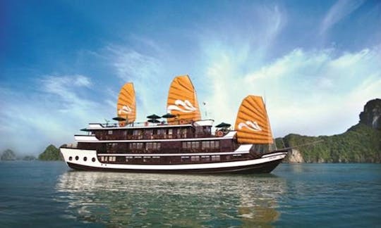 Junk Luxury Cruises In Hanoi