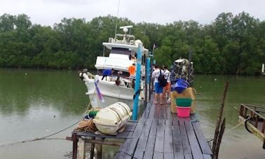 Disfrute de la pesca en Tambon Bang Pla Soi, Tailandia, en un yate a motor