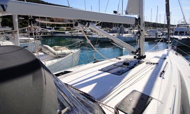 Frete o cruzeiro “Ile” Bavaria Cruiser de 41 pés navegando em Monohull em Split, Croácia