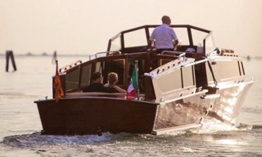 Grand wooden water Limousine
18/22 passengers, Tour of Venice Lagoon and its Islands, Torcello, Burano, Murano