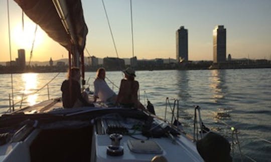 Sail and swim in Barcelona, during the day or for sunset time