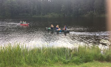 Alquiler de kayaks y canoas en Laivuire.lv, canoa con guía de 16 pies en Peltes, Letonia