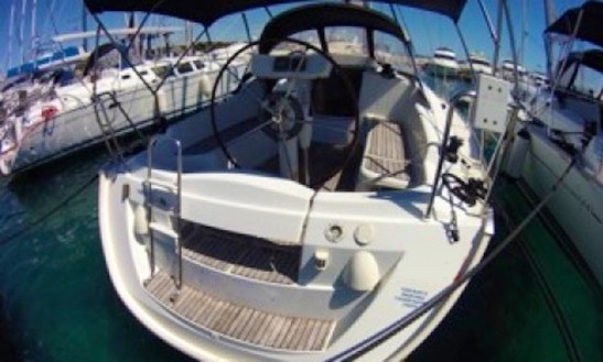 Sun Odyssey 32i Cruising Monohull