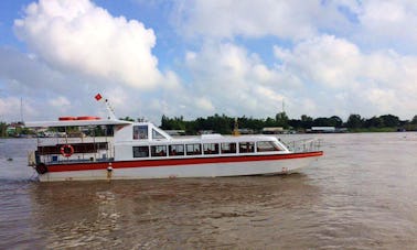 Aproveite o cruzeiro de Chau Doc até Phnompenh e retorne ou alugue um barco para explorar os rios Mekong no sul do Vietnã