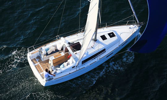 Charter 35' Beneteau Oceanis - Oneira Cruising Monohull in Oristano, Italy