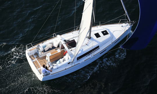 Charter 35' Beneteau Oceanis - Oneira Cruising Monohull in Oristano, Italy