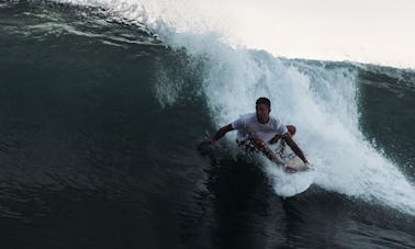 Profitez du surf à Ngambur, en Indonésie