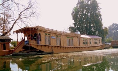 Casa flutuante de dois quartos para alugar em Srinagar