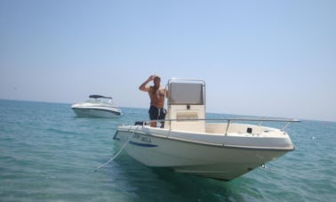 Charter Angela Center Console na Baía de Pissouri, Chipre