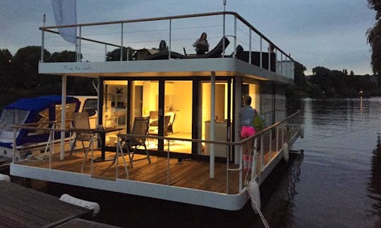 VIPliving Houseboat