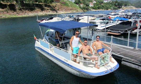 Passeio de barco pelo Lago Gerês, Portugal