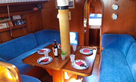 Comfortable Dinning, view to front cabin too