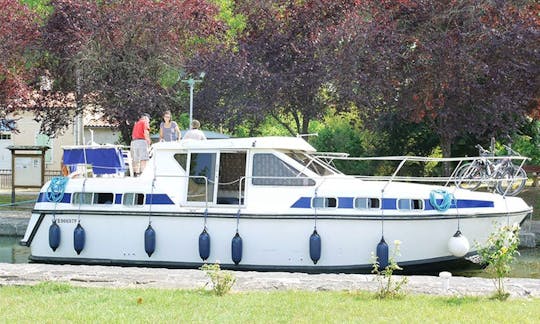 Charter Tarpon 37 N Motor Yacht in Fourques-sur-Garonne, France