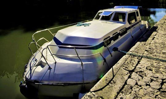 Charter 35' Triton 1050 Canal Boat in Fourques-sur-Garonne, France
