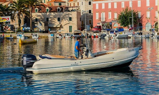 Traversez les vagues à bord d'un bateau gonflable rigide à Supetar, en Croatie