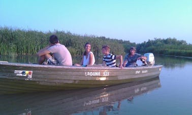 Realice un viaje panorámico en chárter en un bote en Tulcea, Rumania