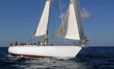 Location de voile sur un monocoque Rizzardi Avallone Duck Cruising de 31 pieds à Sorrente, en Italie