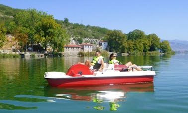 Experimente um relaxante passeio de pedalo no Lago Orestiada e desfrute da paz e tranquilidade.