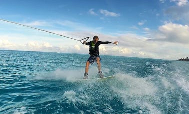 Aulas de wakeboard em Vaitape, Polinésia Francesa