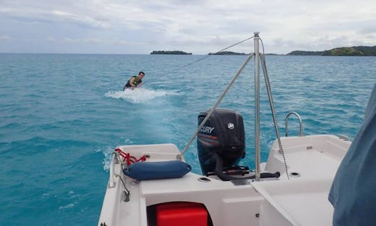 フランス領ポリネシア、ヴァイタペでの水上スキー