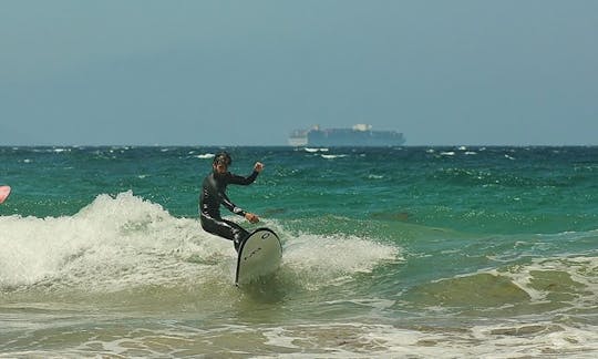 スペインのタリファでのサーフィンレッスン