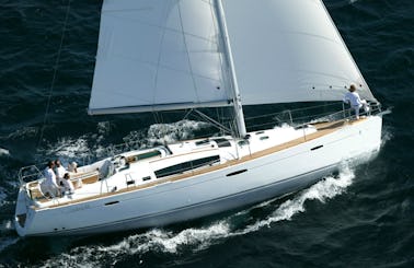 Charter 46' Oceanis - Myron Cruising Monohull in Policoro, Italy