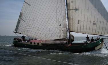 Voilier traditionnel Stormvogel de 66' à louer dans le Brabant du Nord, Pays-Bas