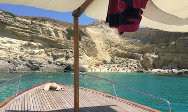 Découvrez les grottes de Zinzulusa depuis Castro avec ce bateau Gozzo !