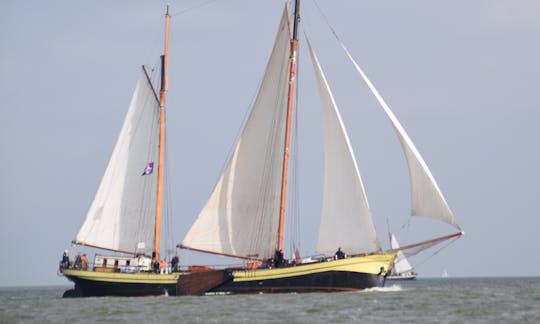 Sloop em Enkhuizen, Holanda