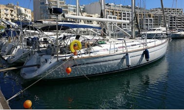 Frete de monocasco de cruzeiro Bavaria 44 com o capitão Chris em Pietà, Malta