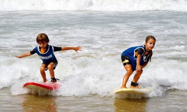 Clases de surf con instructores certificados por la ISA en Valdevaqueros