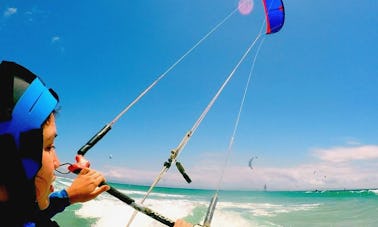 Lección de kitesurf para principiantes con profesores certificados por IKO en Valdevaqueros