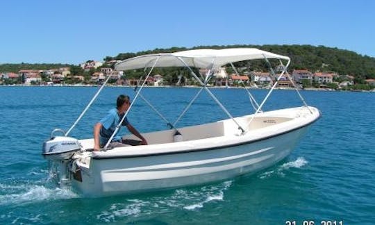 Alquile este bote abierto Ven 501 de 16 pies en Sumartin, Brač