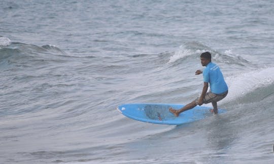 スリランカ東部州アルガム湾でファワとサーフィンを楽しむ