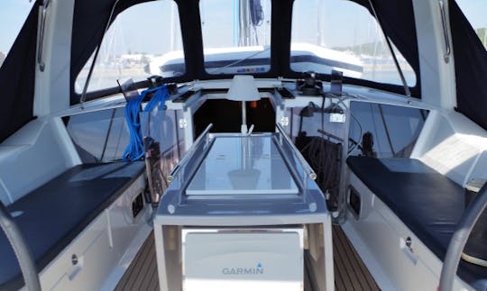 8 Persons 41' Oceanis Cruising Monohull Charter in Sukošan, Kroatia