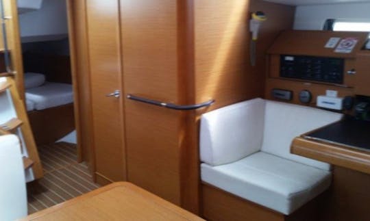 10 personas 43' Sun Odyssey - Sonata Cruising Monohull en Sukošan, Croacia para alquilar