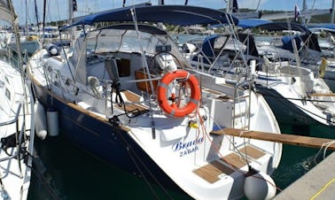 Explore Sukošan, Croácia, no 42' Oceanis Clipper - Brava Cruising Monohull