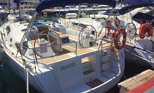 40ft ''Snooze'' Beneteau Oceanis Cruising Monohull Charter in Palamós, Catalunya