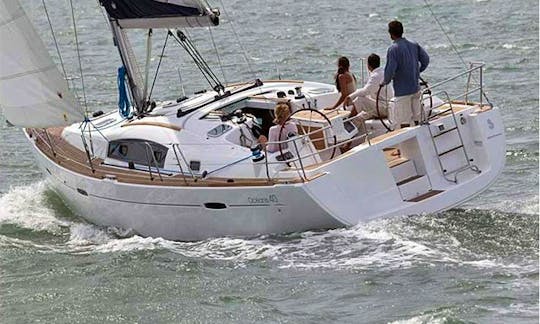40 ft "Snooze" Beneteau Oceanis Cruising Monohull Charter in Palamós, Catalunya