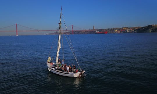 ポルトガルのリスボンで楽しめる典型的なポルトガルの木製ボートツアー