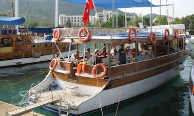 Alugue diariamente este barco tradicional em Kemer, Antalya, Turquia