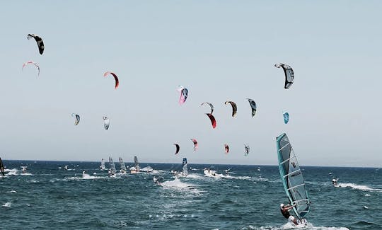 Voe como um pássaro com nosso Kiteborad em Karavostasi, Chipre