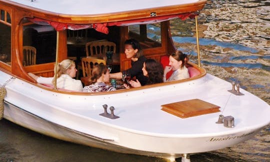 Location de bateaux privés sur le canal « Jean Schmitz » à Amsterdam, Pays-Bas