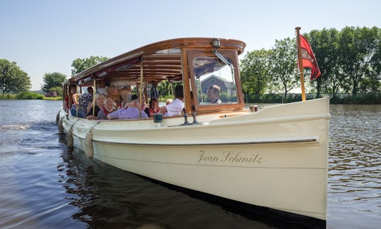 Location de bateaux privés sur le canal « Jean Schmitz » à Amsterdam, Pays-Bas