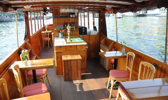 Location de bateaux privés sur le canal « Jean Schmitz » à Amsterdam, Pays-Bas