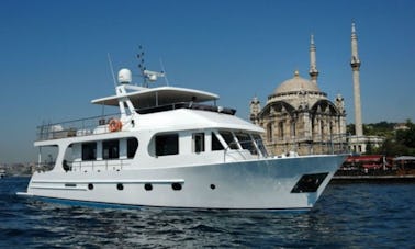Louez ce yacht à moteur pouvant accueillir jusqu'à 20 personnes pour une croisière incroyable à Istanbul, en Turquie